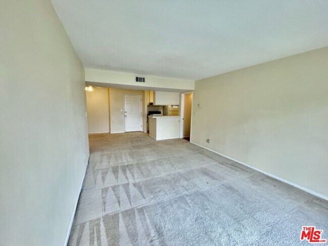 Foto del edificio - 18307 Burbank Blvd