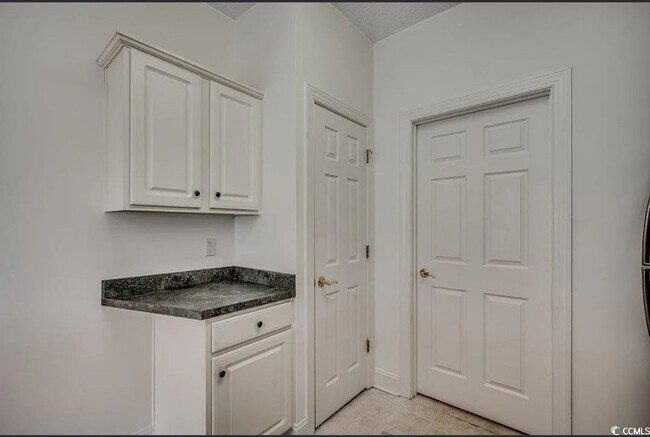 Building Photo - Coastal Living Made Easy – 3BR Condo for Rent