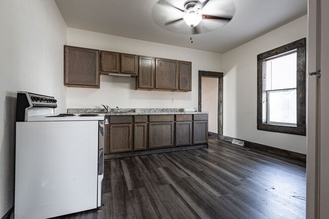 Building Photo - House w/ Yard and Garage