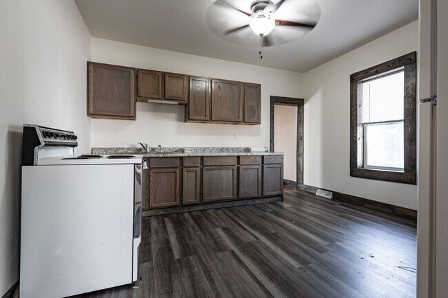 Foto del edificio - House w/ Yard and Garage