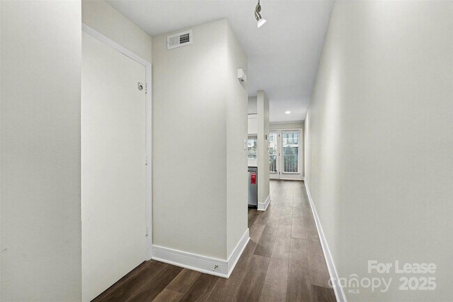 Foto del edificio - 300 S Cedar St