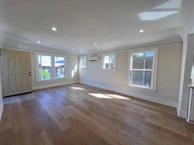 Foto del edificio - 2+1 w/all appliances + garage in central L...