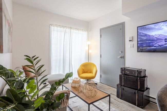 Building Photo - 1319 Rue Barré