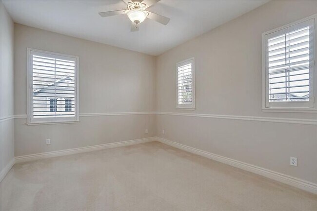 Foto del edificio - CLEAN AND GORGEOUS 4 BEDROOM, 3 BATH, 2 ST...