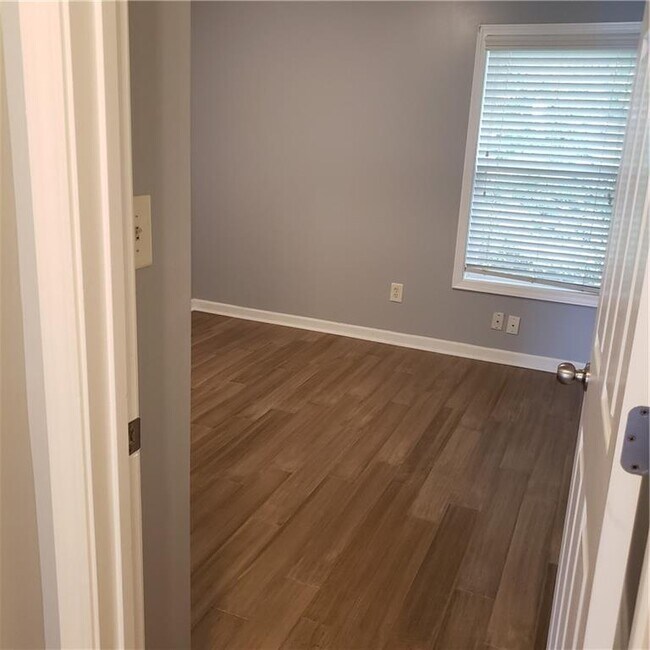 Foto del edificio - 1636 Little Creek Dr