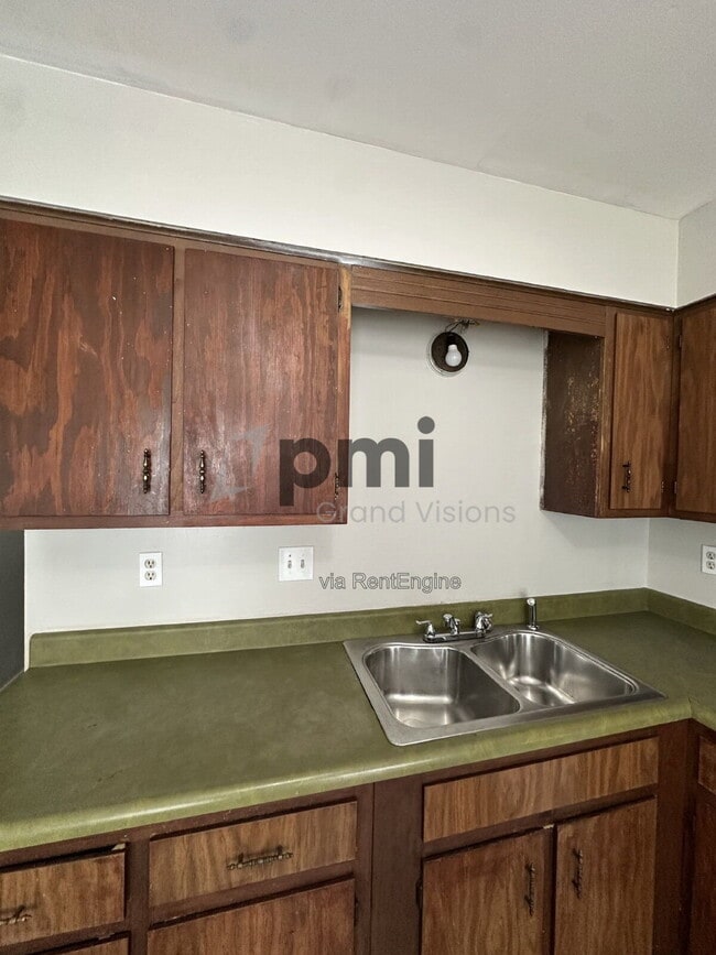 Building Photo - 1624 University Dr