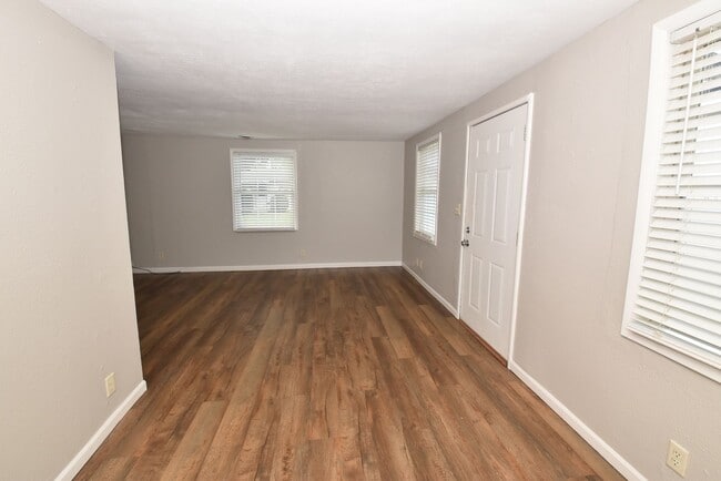 Building Photo - Mishawaka South-side 3 bedroom with a fenc...