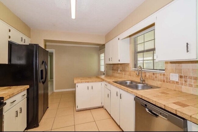 Foto del edificio - 884 Rayston St