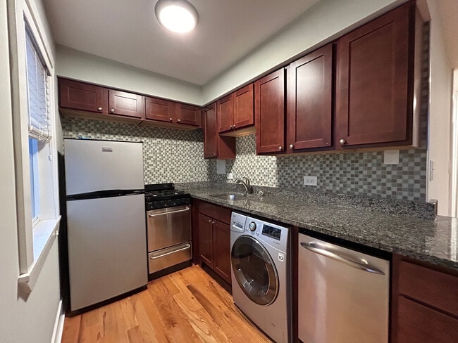 Building Photo - 696 Elm Pl