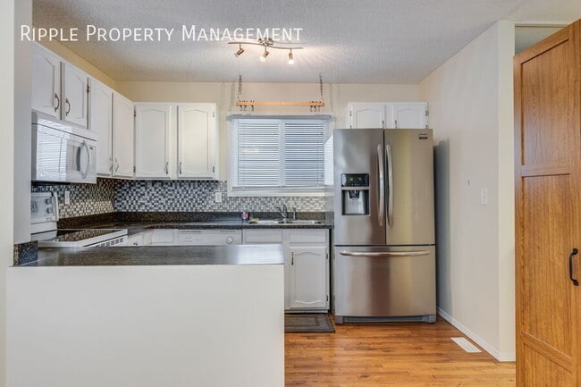 Photo du bâtiment - FANTASTIC 2 BEDS/ 1 BATH + DEN UPPER UNIT ONLY!