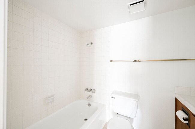 Foto del edificio - LOCATION! LOCATION! LOCATION! 2 bed 2 bath near UNLV & Las Vegas Strip!