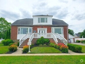 Building Photo - 227 Venetian Blvd