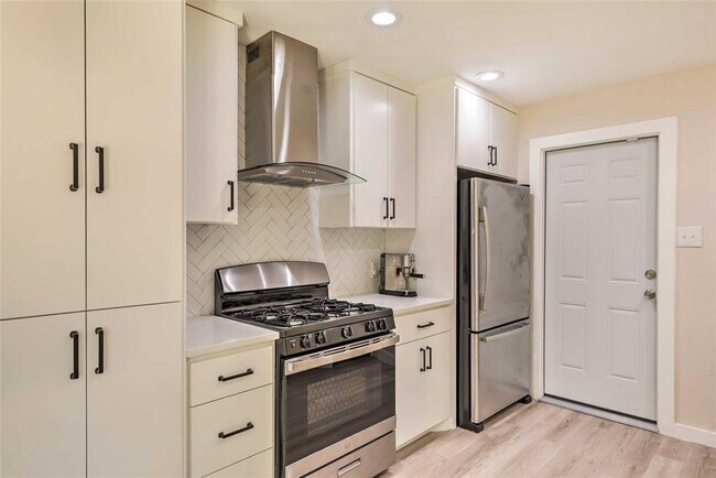 Foto del edificio - 6204 Wagon Bend