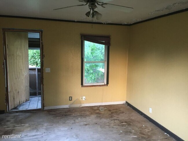 Building Photo - 3 br, 1 bath House - 1310 W Cypress Ave