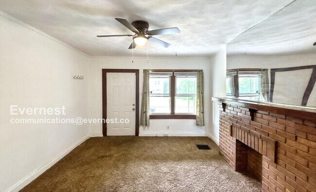 Foto del edificio - 3 Bed/1 Bath Townhome with Garage / Pet-Friendly / Vouchers Accepted / Available Soon!