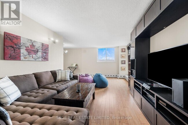 Building Photo - 975 Warwick Ct