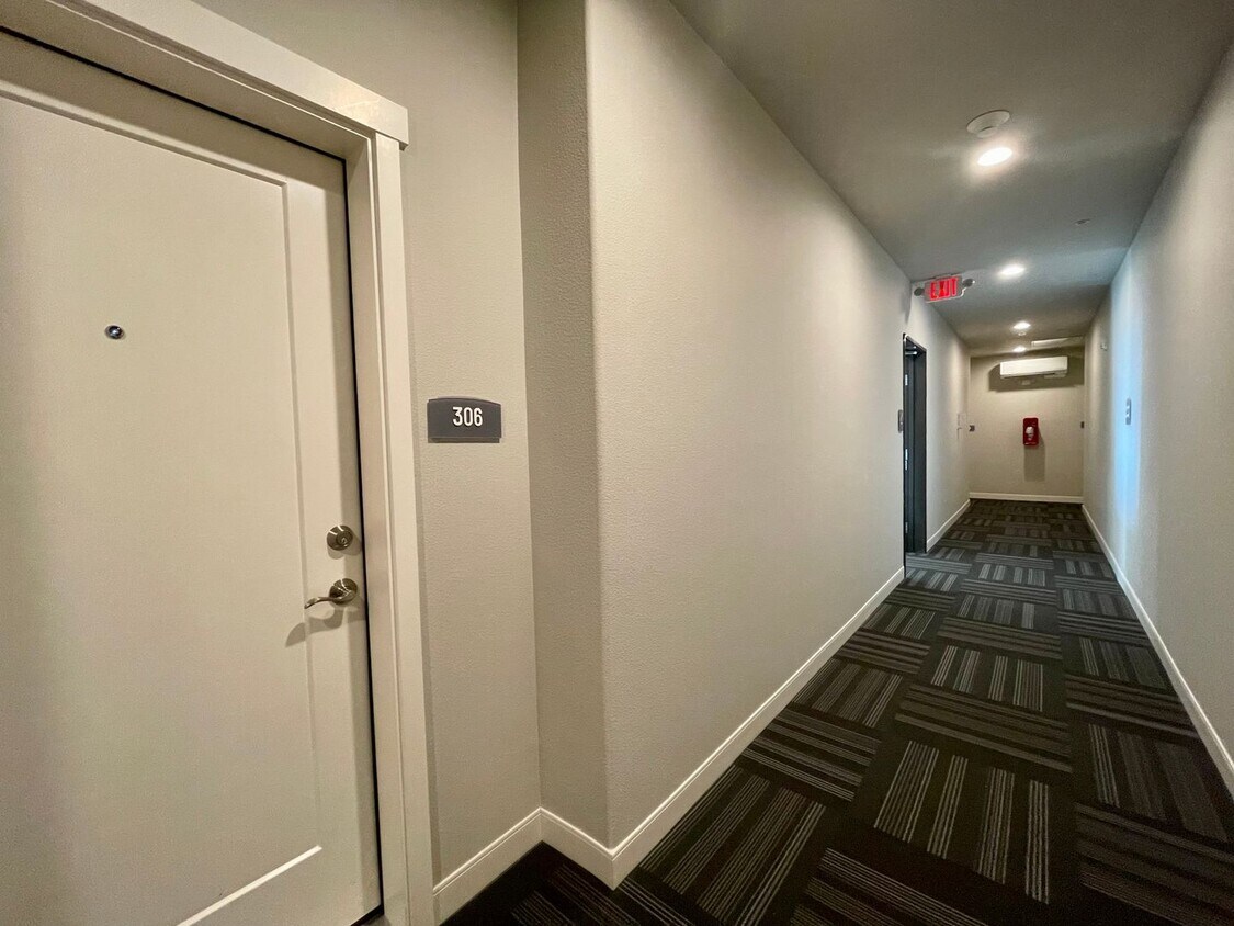Primary Photo - Beaverton 1Bed 1Bth Condo in Bethany! Vaul...