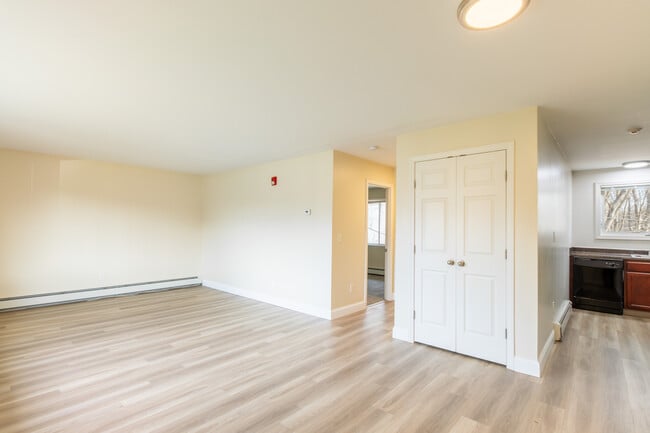 Building Photo - Tower Hill Landings