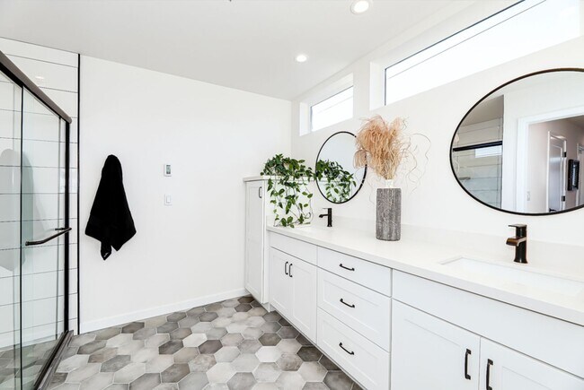 Foto del edificio - West Seattle Townhome w/ Rooftop Deck, Par...