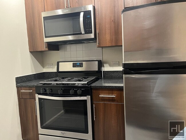 Foto del edificio - In Unit Washer & Dryer, 3 large bedrooms, ...