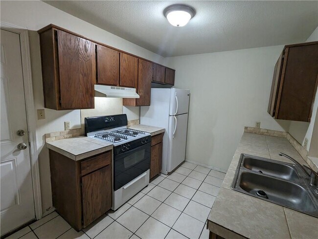 Building Photo - 667 N Betty Jo Dr