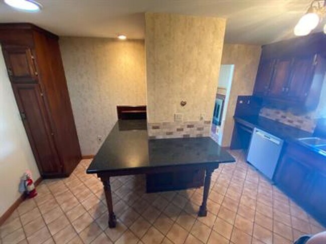 Foto del edificio - 5 Bedroom Home in Essex Junction!
