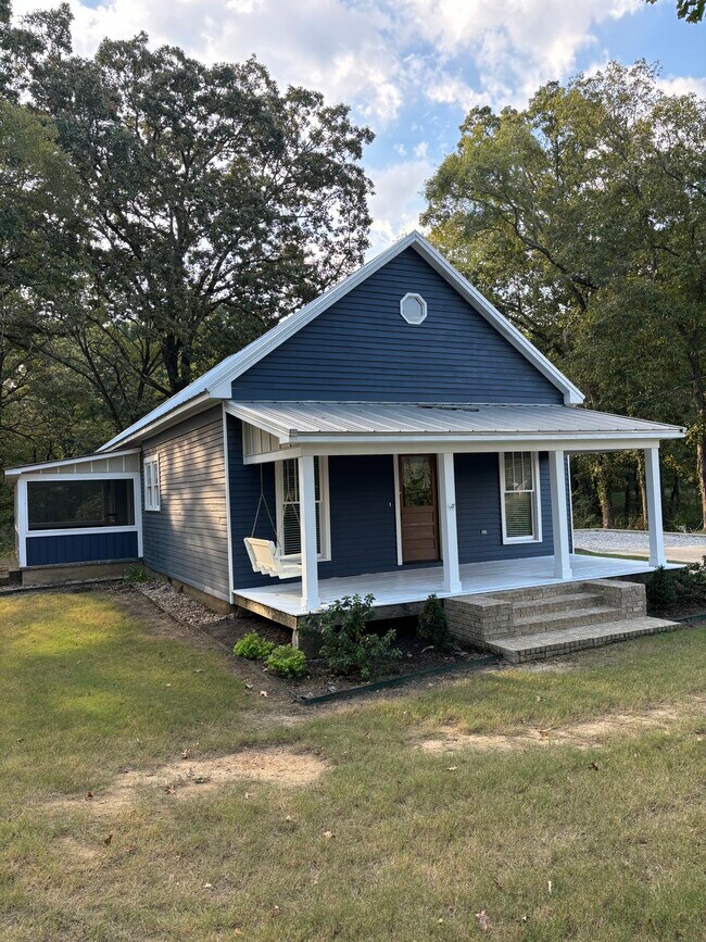 Front - 955 Malone Rd S