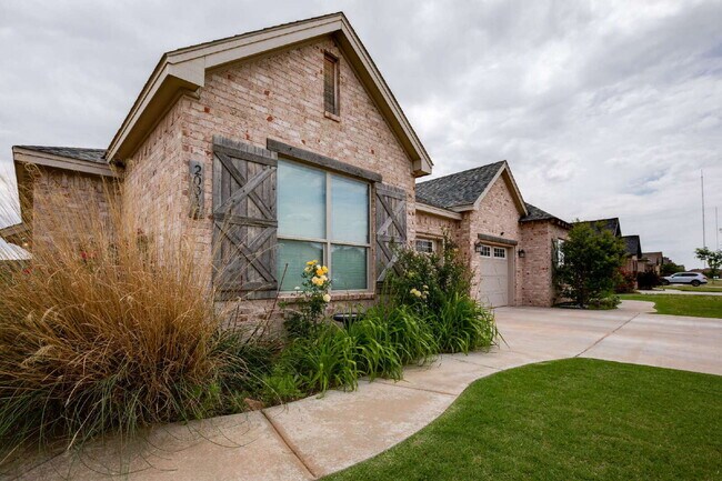 Building Photo - "Spacious 3-Bedroom Duplex Retreat on 102n...