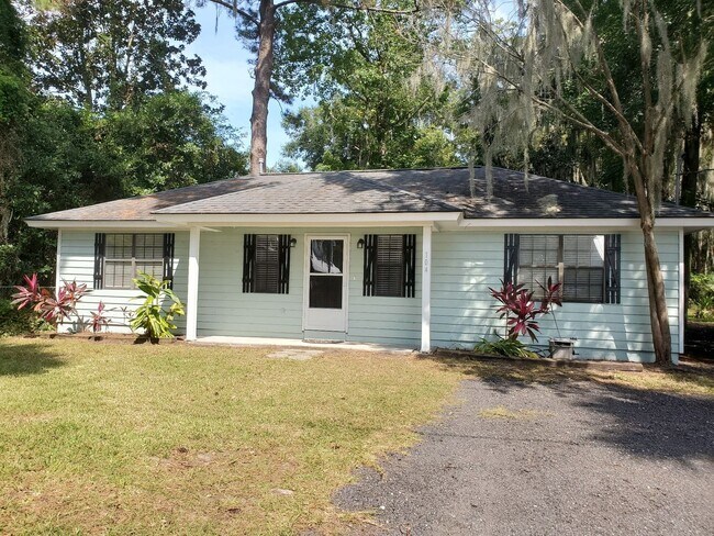 Foto del edificio - **Newly remodeled kitchen **  2 bedroom, 2bath Isle of Hope home with fenced in backyard and scre...
