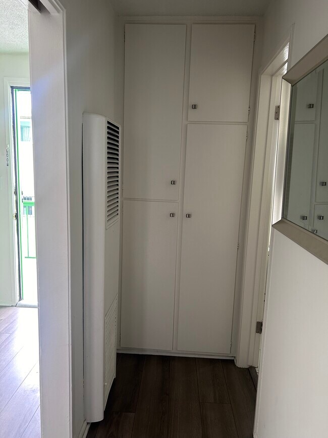 Pequeño pasillo que conecta el baño y el dormitorio. - 2359 Glendale Blvd