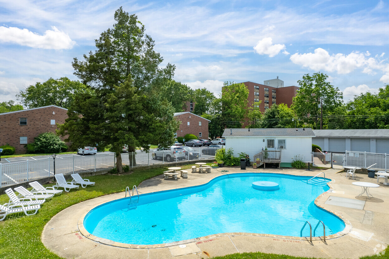 Primary Photo - Barclay Apartments