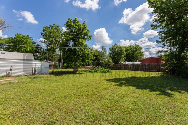 Building Photo - 1112 S Martinson Ave