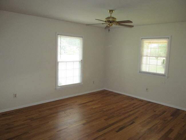 Building Photo - Brick Ranch in Rural Hall with fenced back...