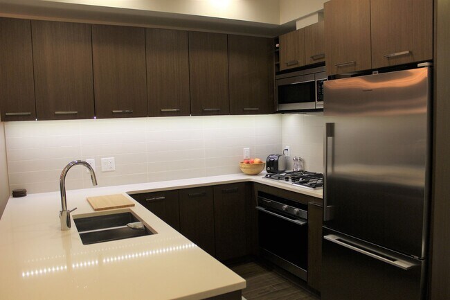 Photo du bâtiment - Furnished Executive Apt: 1 Bed (+ Den), 2 ...
