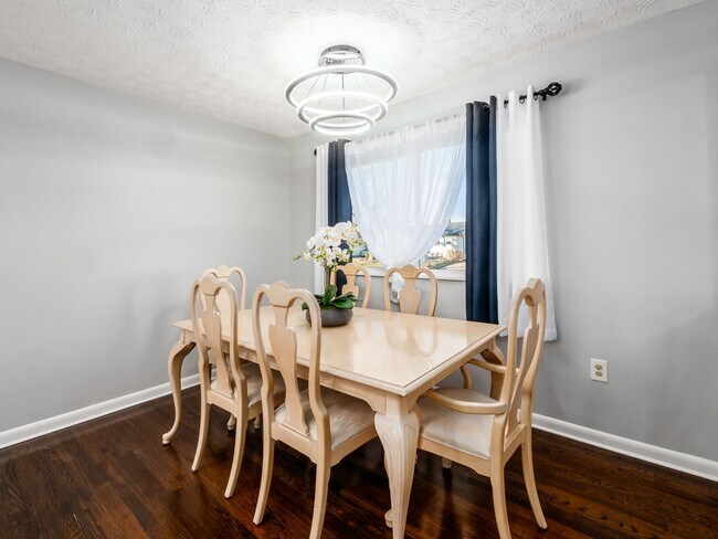 Building Photo - 2545 Vanderberg Ave