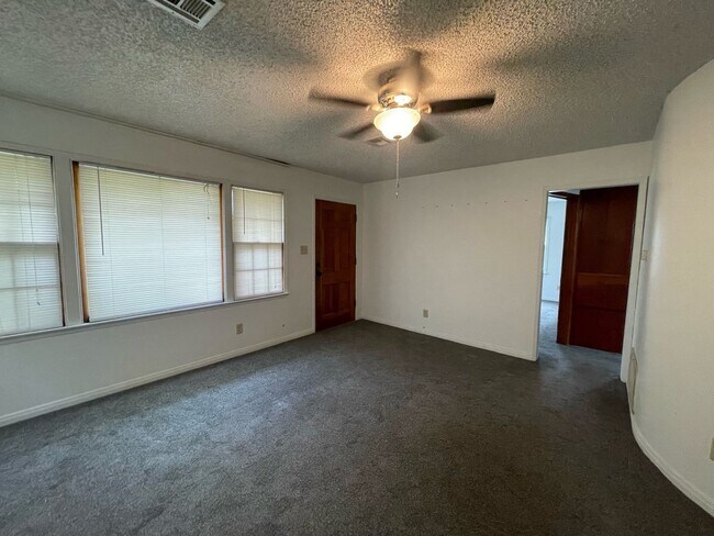 Building Photo - 3 Bedroom Midwest City Home! - Move in Deposit Free! (If Qualified)
