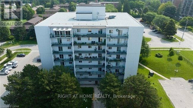 Building Photo - 986 Huron St