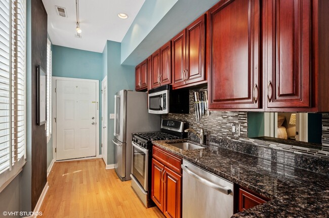 Building Photo - 1510 N Greenview Ave