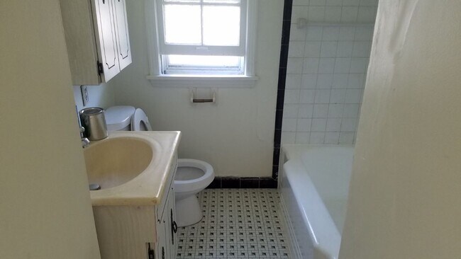 Foto del edificio - 4920 N Port Washington Rd