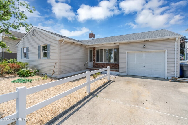 Building Photo - 205 S Shore Dr