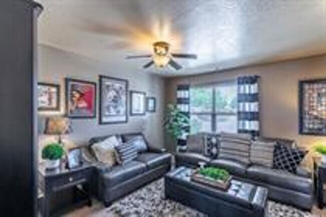 Building Photo - Desert Hills - Hidden Valley Townhome!