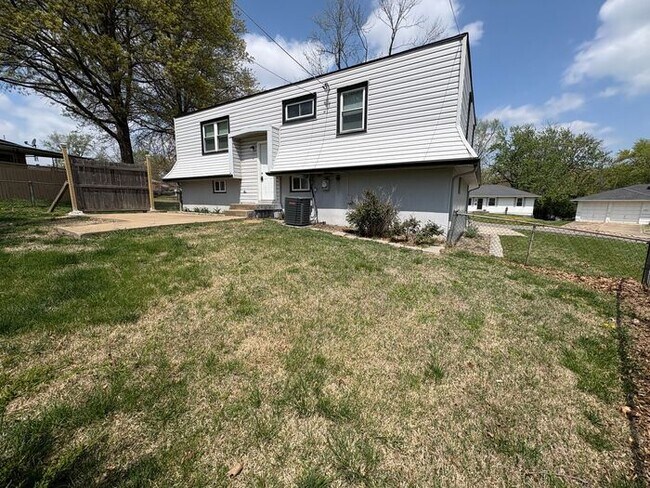Foto del edificio - Comfortable 3-Bedroom Home with Fenced Yar...