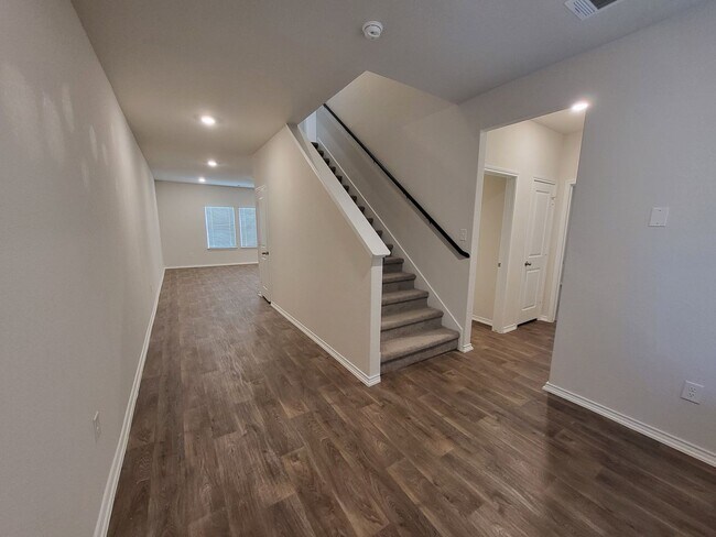 Foto del edificio - 4 Bedroom 2 story house ready for move-in.