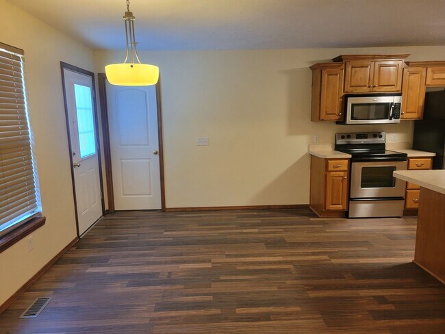 Foto del edificio - Strafford 3 Bedroom 2 Bath Beauty!  $1395
