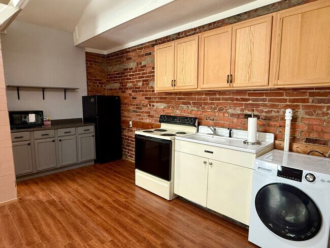 Foto del edificio - Immaculate Studio Apt. w/All utilities- Less than 5- minute drive to Downtown Bristol!