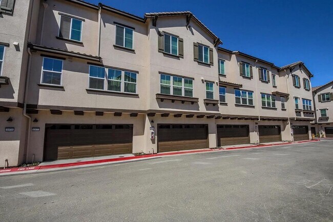 Building Photo - 1579 Pratt Pl