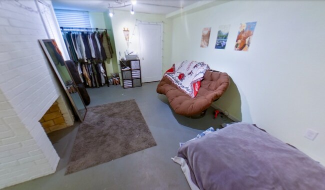 Foto del edificio - Fenced-in backyard + Washer & Dryer + Pet ...