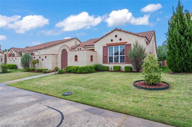 Foto del edificio - Welcome to this inviting Mediterranean-style patio home