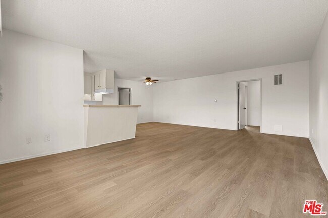 Building Photo - 15540 Moorpark St