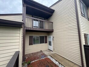 Building Photo - 10 Fernwood Dr